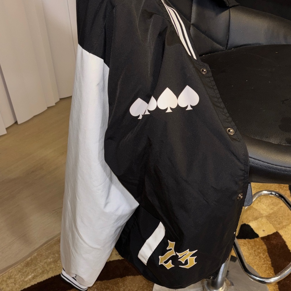 Black and White Graphic Jacket - Picture 3 of 4